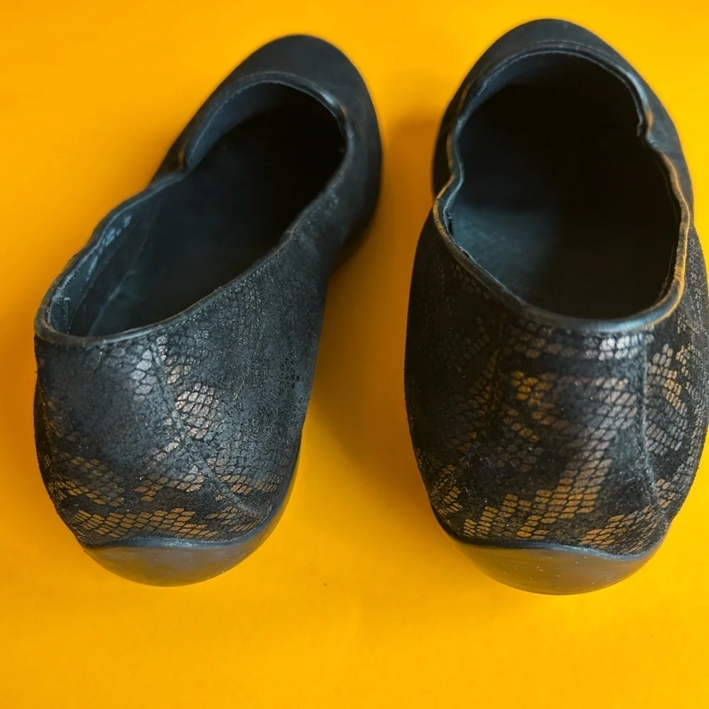 Dansko Vintage Olivia Black and Metalic Gold/Bronze Patterned Loafers 1” Heel - Picture 7 of 12